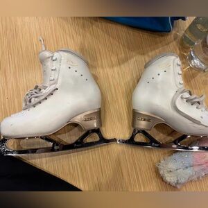 Edea Chorus 225C White Figure Ice Skates with MK Professional Lite Blades